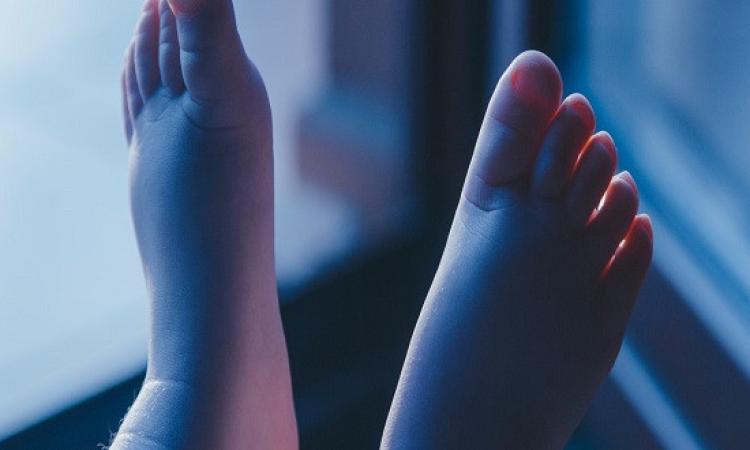 "الأقدام الزرقاء".. مريض يكتشف عرضا غريبا لكورونا طويل الأمد