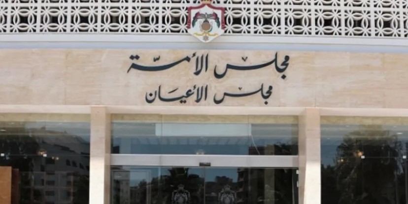 أعيان يطالبون بتدخل حكومي حول رفع الفوائد البنكية على المواطنين