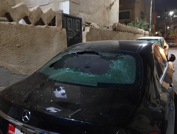 تحطيم زجاج مركبة رئيس بلدية الرصيفة