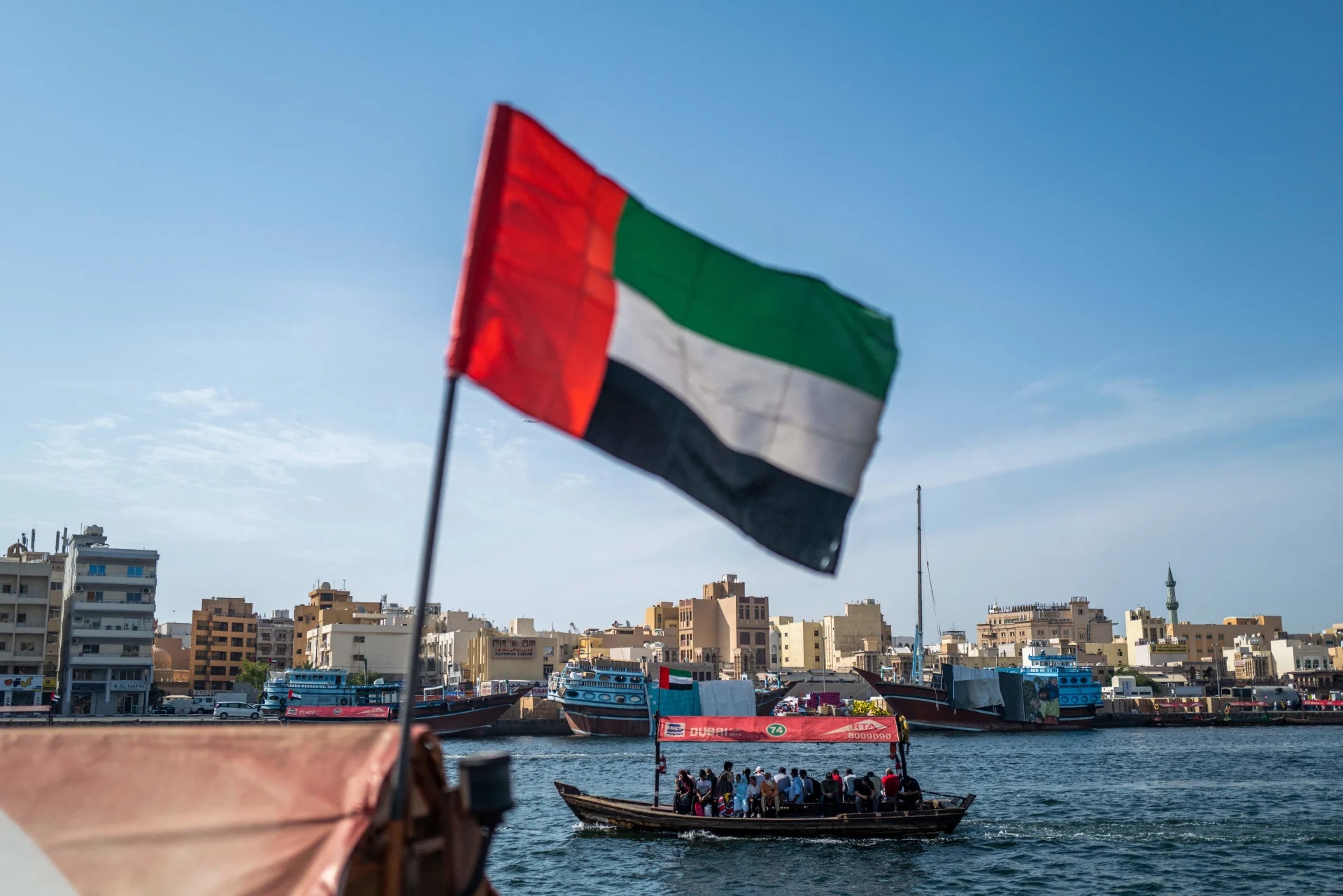 الإمارات تعلن وفاة أحد أفراد طاقم الطائرة العمودية.. والبحث جار عن الآخر