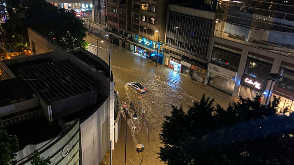 هونغ كونغ الصينية تواجه الأمطار الأكثر غزارة منذ نحو 140 عاماً