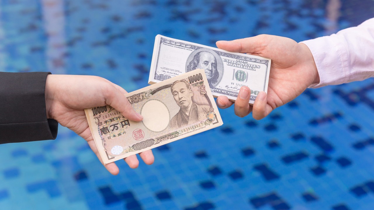 الين الياباني يقفز والدولار يهبط قبل بيانات التضخم الأميركية