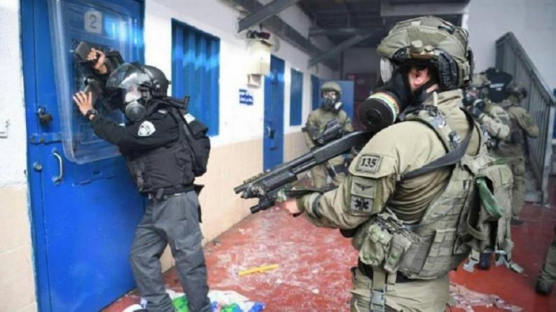 إدارة السجون تقمع 6 أسرى إداريين من سجن مجدو