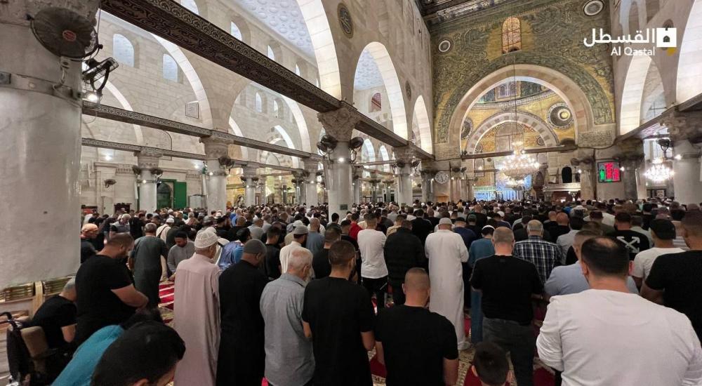 الآلاف يَؤُمون المسجد الأقصى لأداء صلاة الفجر