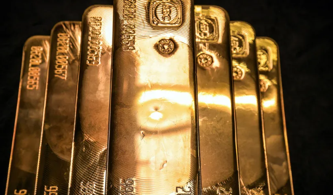 المعدن الأصفر يرتفع في أسبوع وسط آمال بانتهاء التشديد النقدي