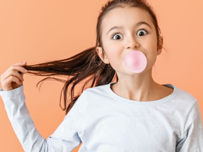 هل العلكة تمتلك قدرة على تحسين شكل الوجه؟