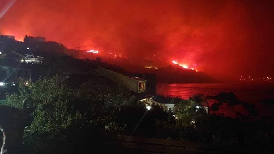 الجزائر.. اندلاع حريق في غابات منطقة عش الباز ببوليمات