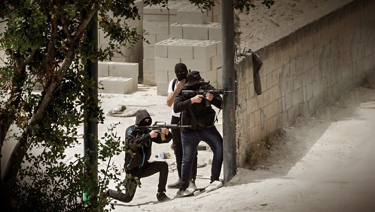 مقاومون فلسطينيون يطلقون النار تجاه جنود الاحتلال على حاجز غرب نابلس