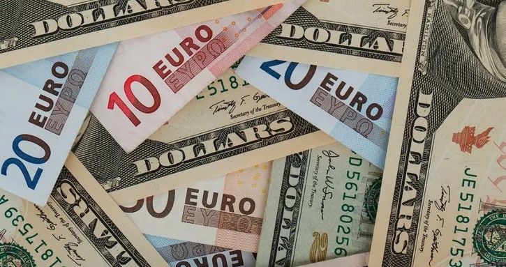 اليورو يتشبث بمكاسبه والين عالق قرب أدنى مستوى في 10 أشهر