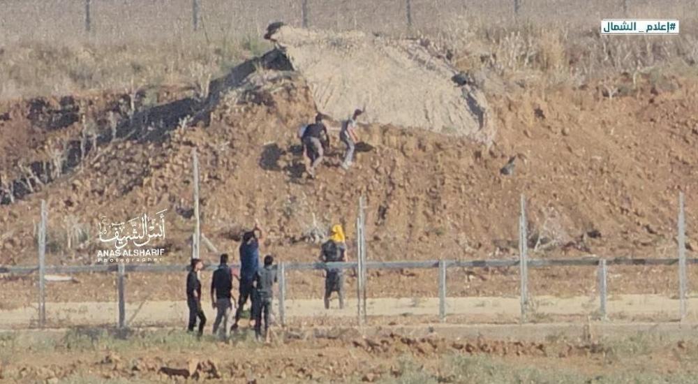 الشباب الثائر يقتحمون السياج الأمني شرقي جباليا ويعتلون ثكنة عسكرية