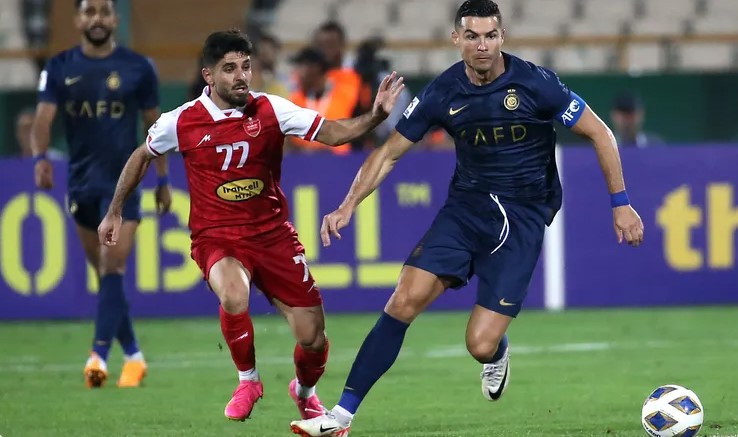 لهذا السبب رونالدو اشتكى من ملعب آزادي.. ولاعب إيراني يرد