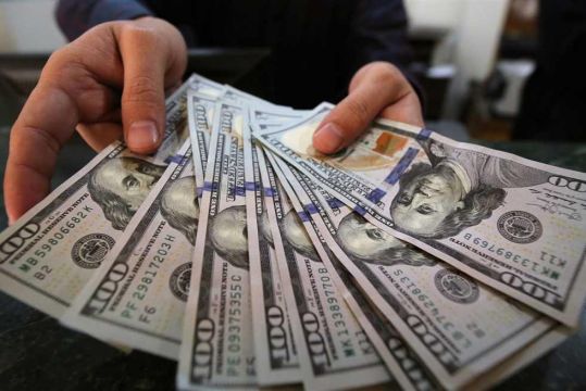 الدولار يحافظ على قوته أمام العملات الأخرى قبيل قرار الفائدة