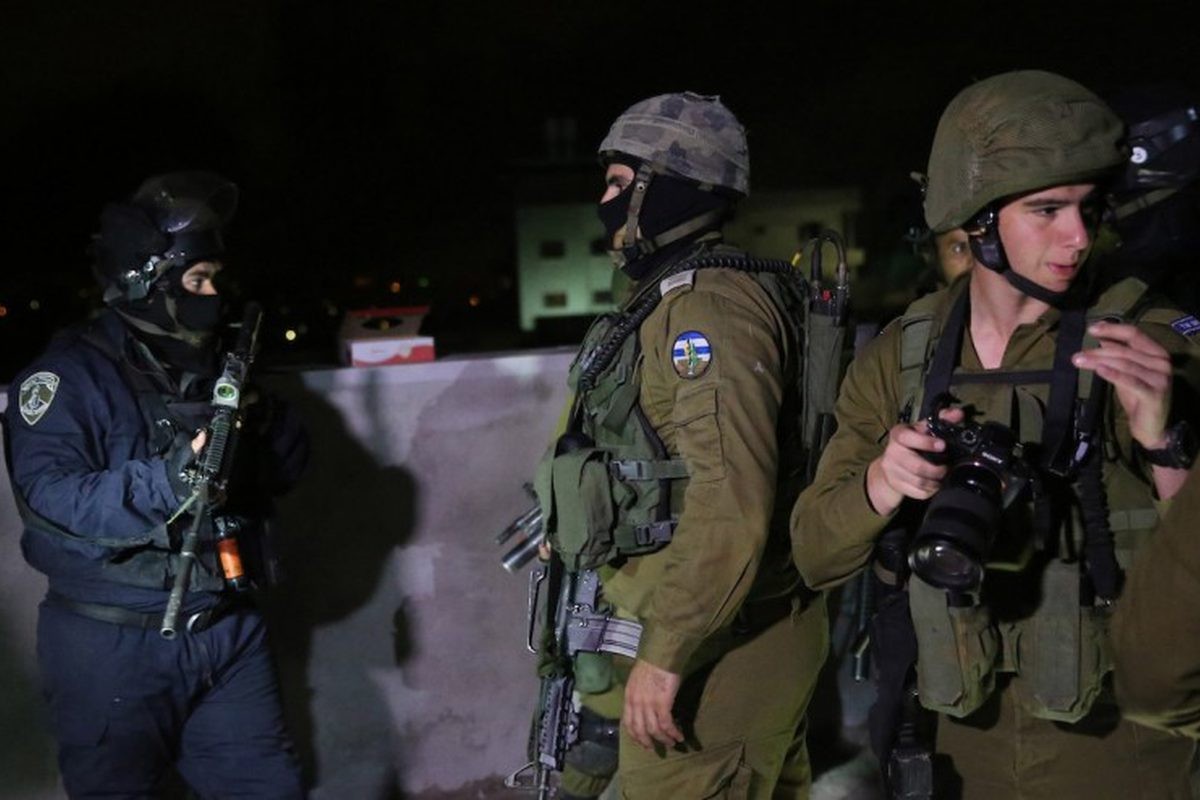 مداهمات واعتقالات بالضفة وإصابة 9 فلسطينيين في الجلزون ونابلس