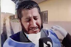 مسعف ينهار أثناء حديثه عن ضحايا درنة وناج يصف "لمحة من يوم القيامة"