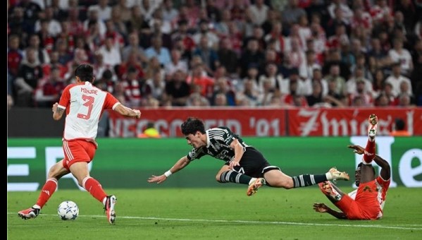 بايرن ميونخ يتفادى دراما يونايتد برباعية في دوري الأبطال