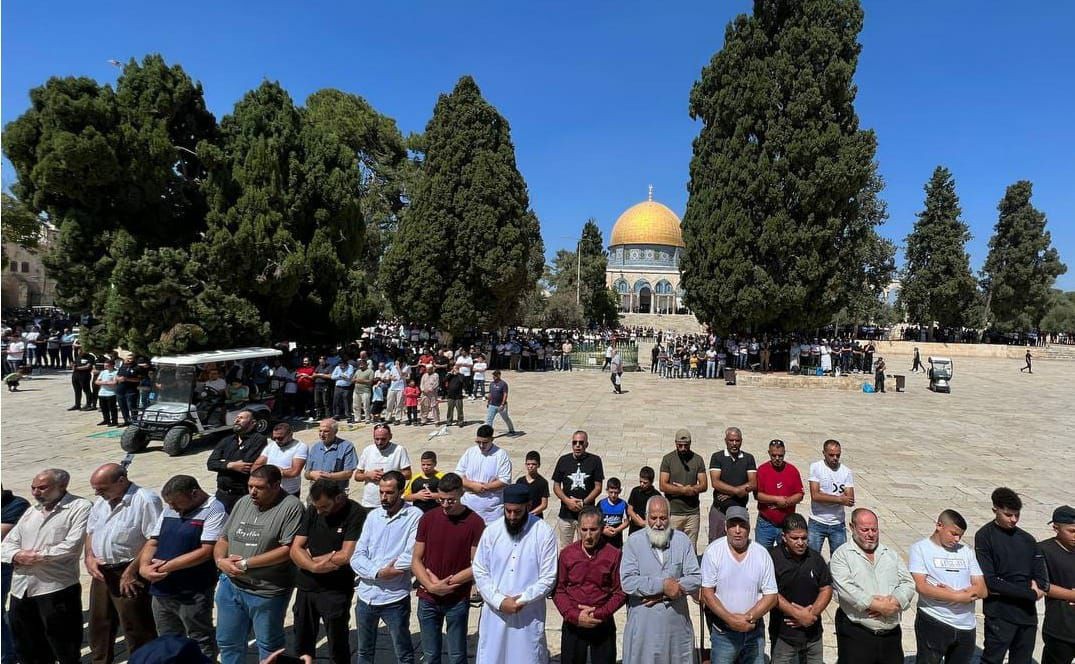 رغم عراقيل الاحتلال .. نحو (50) ألف شخص يؤدون صلاة الجمعة في المسجد الاقصى