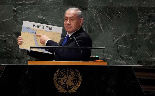 يروج للتطبيع مع السعودية بخريطة تمحو فلسطين.. خريطة نتنياهو في الأمم المتحدة تثير تفاعلاً