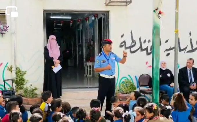 مادبا.. الشرطة المجتمعية تزور مدارس وتلقي محاضرات توعوية