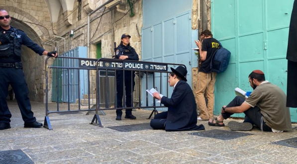 مستوطنون يؤدون طقوسا تلمودية في محيط المسجد الأقصى