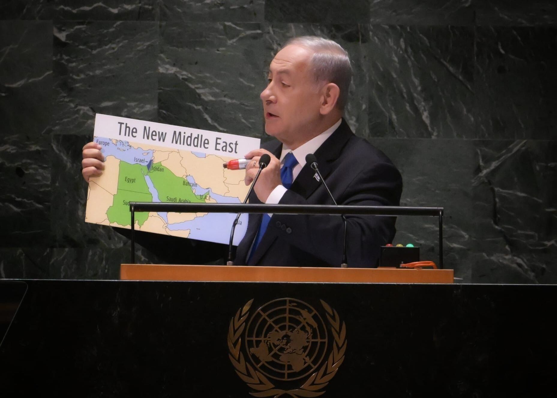 وزير الخارجية الإيراني يسخر من الرسومات التي عرضها نتنياهو أمام الأمم المتحدة
