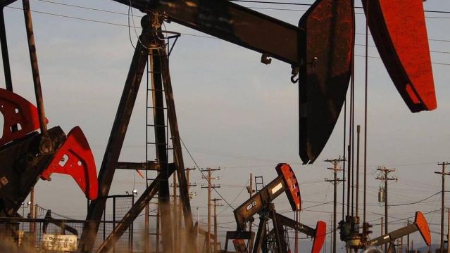 النفط يرتفع متأثرا بالحظر الروسي المفاجئ لصادرات الوقود