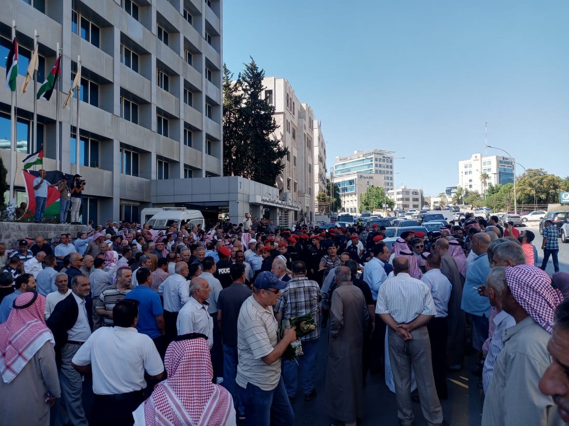 متقاعدو الفوسفات يحتشدون امام شركتهم في عمان احتجاجا - فيديو