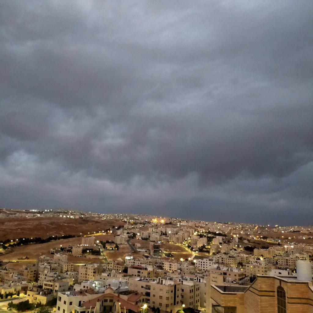 كتلة هوائية تحمل أمطارًا وانخفاضًا على الحرارة الأسبوع المقبل