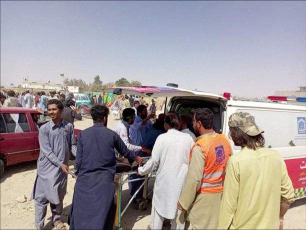 مقتل 57 على الأقل جراء انفجارين بمسجدين في باكستان