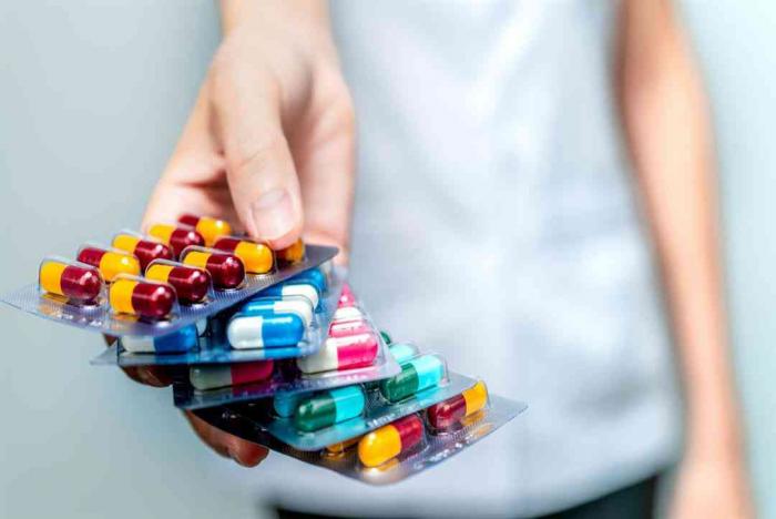 طبيب يحذر من تناول المضادات لعلاج الإنفلونزا ونزلات البرد