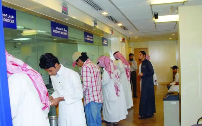 تحويلات الوافدين في السعودية تتراجع 9.7% خلال أغسطس