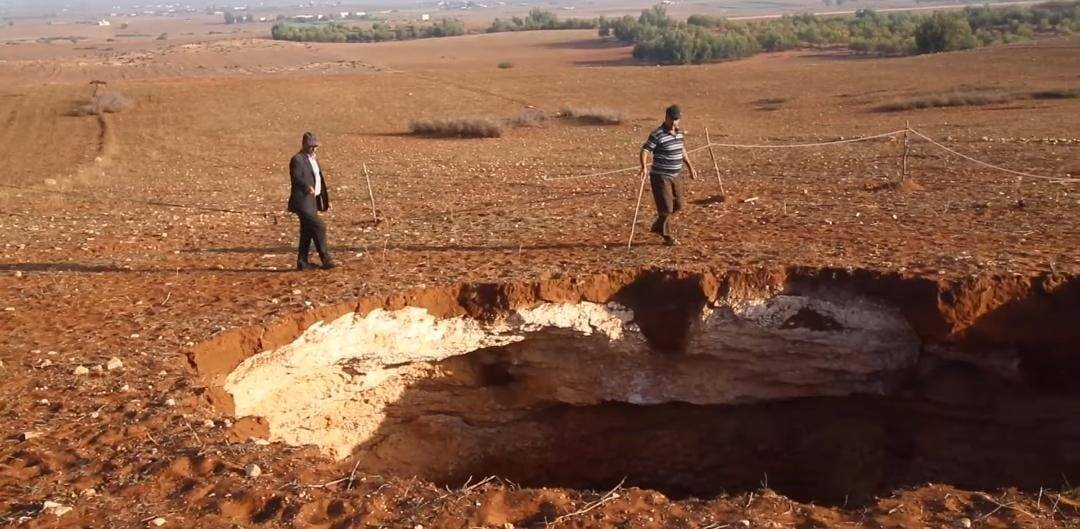 المغرب.. "حفرة بعمق 60 مترا" تظهر فجأة وتثير الرعب