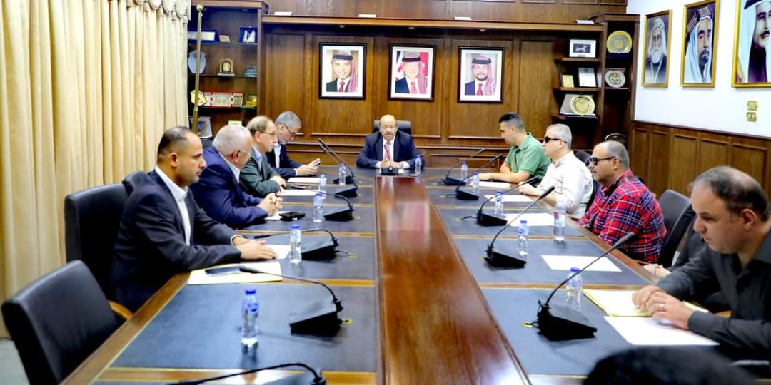 أعيان يلتقون عددا من المكفوفين من حملة درجة الدكتوراة