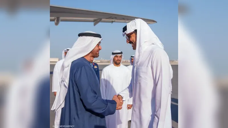 محمد بن زايد يصل الدوحة وأمير قطر في مقدمة مستقبليه