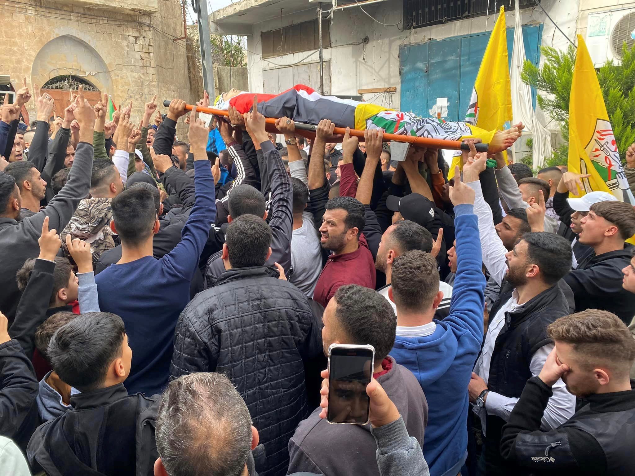 جماهير غفيرة في جنين تشيع جثمان الشهيد الطبيب شامخ أبو الرب إلى مثواه الأخير