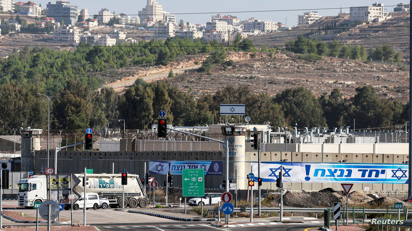 مصلحة السجون الصهيونية تنقل 42 أسيرا فلسطينيا الى عوفر