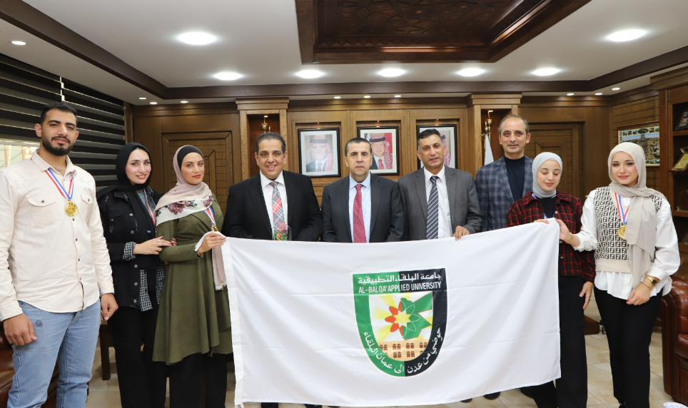 رئيس جامعة البلقاء التطبيقية يكرم طلبة كلية الهندسة الفائزين بمسابقة القوارب الخرسانية