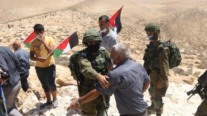 مستعمرون يعتدون على المواطنين وممتلكاتهم بمسافر يطا
