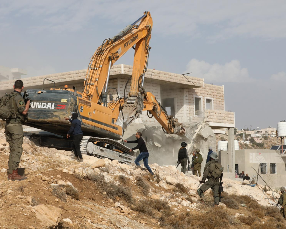 الاحتلال يخطر بهدم بناية بحي الصوانة في القدس ويعتقل شابا من سلوان