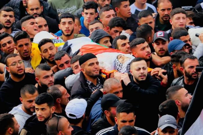 تشييع جثمان الشهيد أحمد مناصرة في مخيم قلنديا
