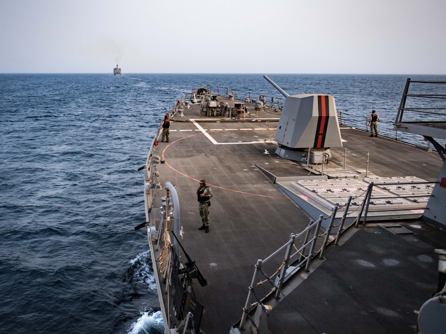 الحوثيون يعلنون استهداف سفينتين أمريكية وبريطانية