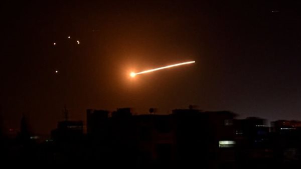 وكالة الأنباء السورية: الدفاعات الجوية تتصدى لأهداف معادية في محيط دمشق