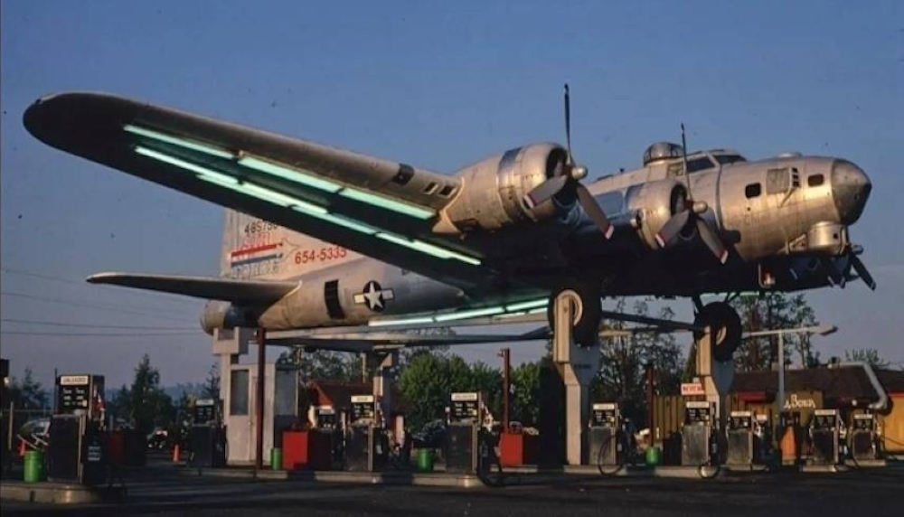 طائرة من الحرب العالمية الثانية تتحول إلى أغرب محطة وقود في العالم