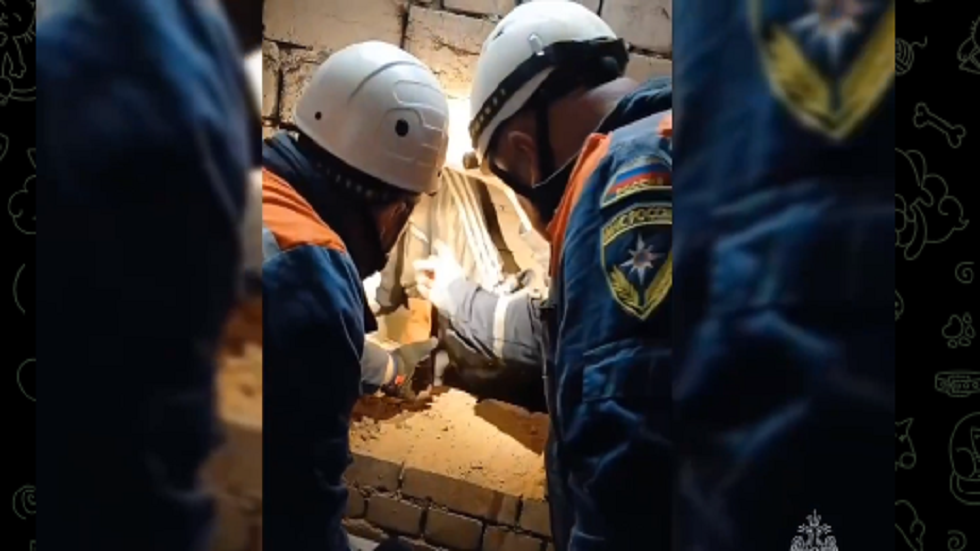 إنقاذ فتاة روسية علقت بين جدارين في مكان ضيّق 3 أيام