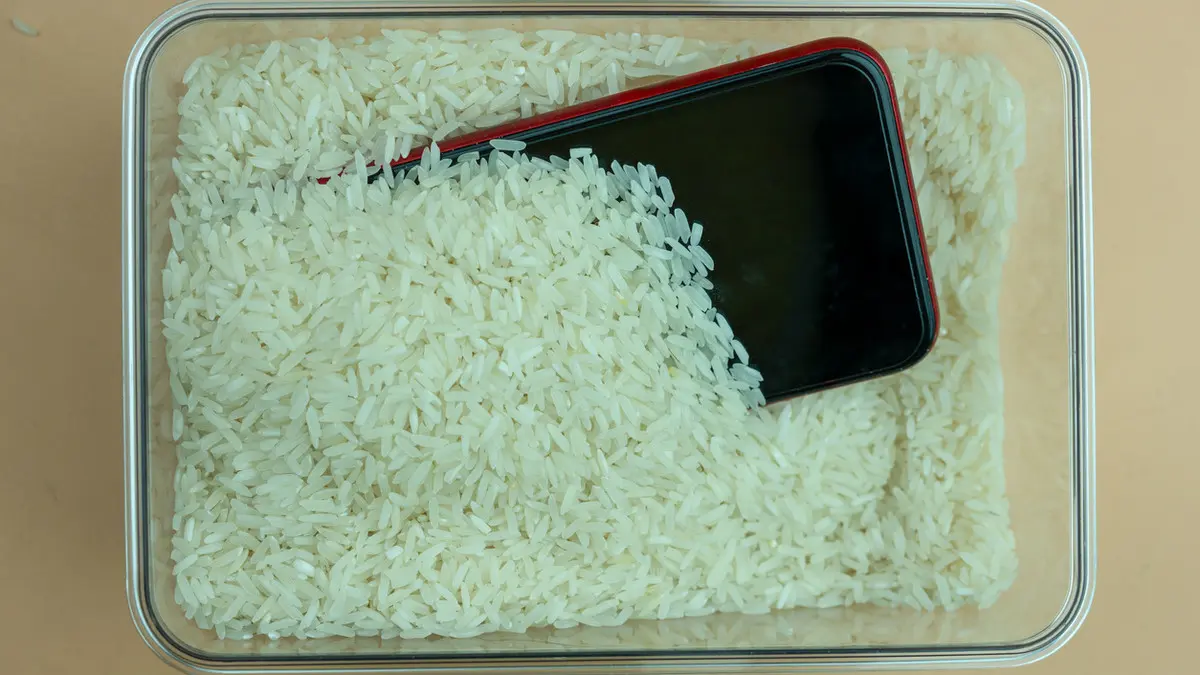 أبل تحذر من حيلة شائعة .. إياك ووضع هاتف مبلل في الأرز!