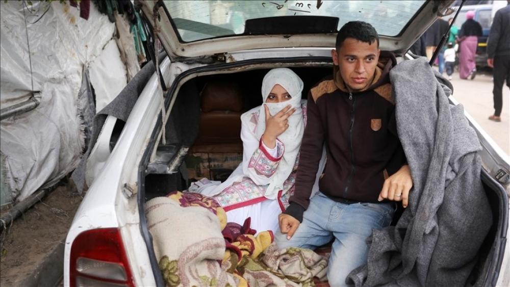 في فرح نادر.. سيارة تتحوّل إلى بيت مؤقت لعروسين بغزة