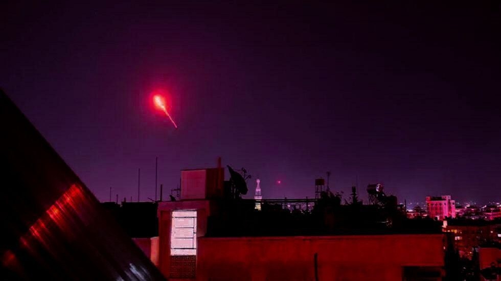 إعلام سوري: وسائط الدفاع الجوي تتصدى لهجوم "إسرائيلي" في محيط دمشق