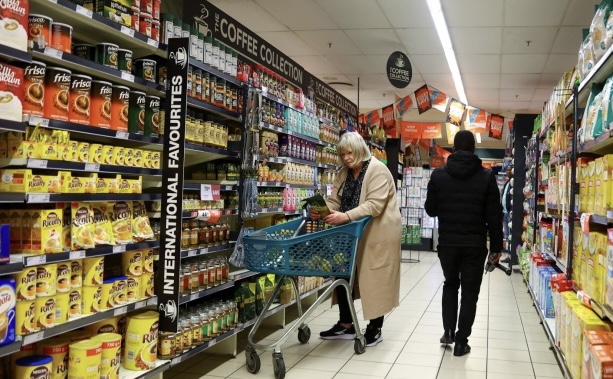بريطانيا: تراجع الإقبال على متاجر التجزئة لأدنى معدلاته منذ جائحة كورونا