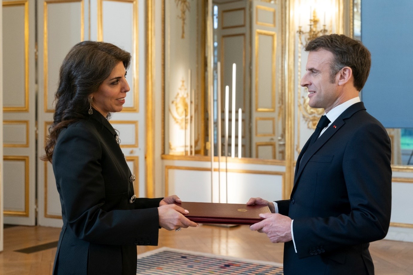 السفيرة لينا الحديد تقدم اوراق اعتمادها الى الرئيس الفرنسي