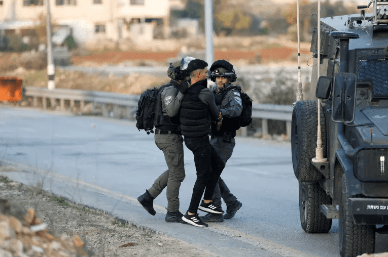 الاحتلال يعتقل 55 مواطنا من الضفة الغربية