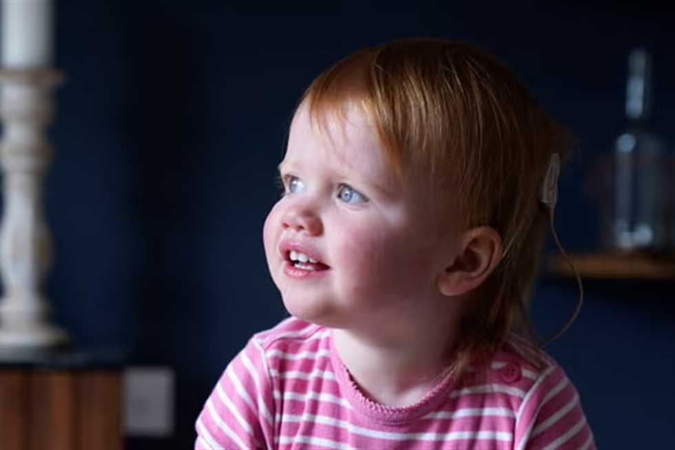 بارقة أمل.. علاج جيني مبتكر يمكّن طفلة بريطانية من السمع لأول مرة